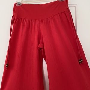 Fun and flirty wide leg pant .Size Small. Good condition
